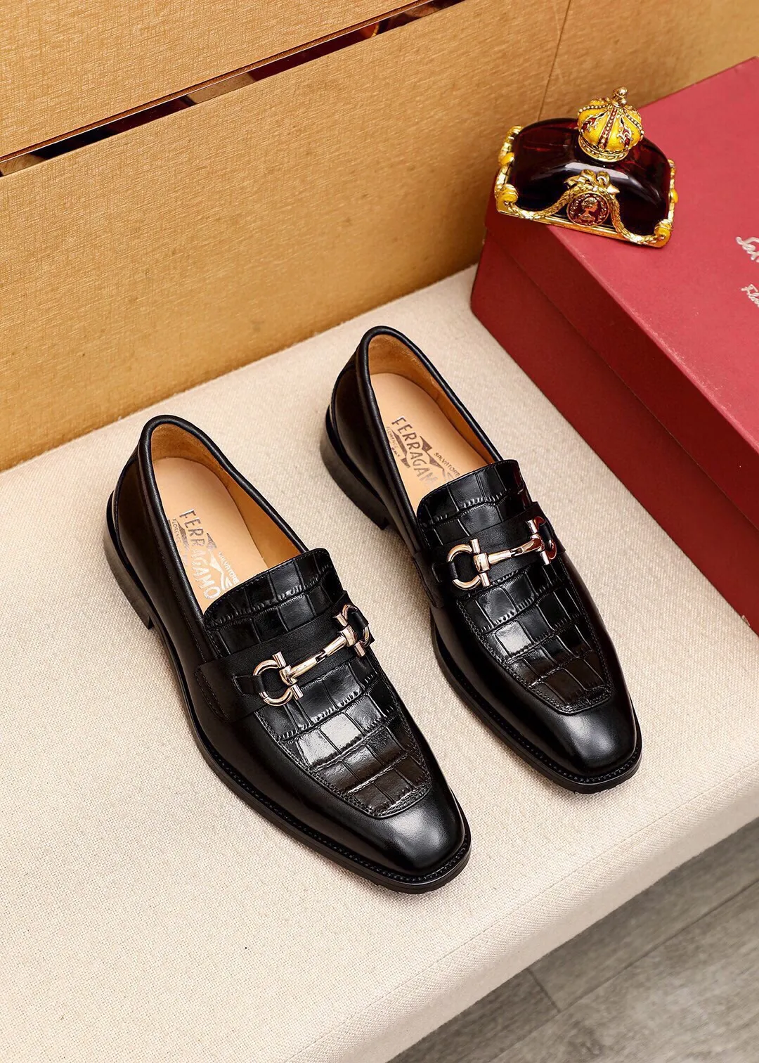 Men's shoes 💰460 💐 Product trademark: Ferragamo "Ferragamo" casual leather shoes Regular size: 38-44 (45.46.47🉑️Customized) Product materials: Selected imported first-layer calfskin embossed upper + luxury hardware buckle, imported water-dyed cow leather lining. Strong three-dimensional visual effect, original outsole color: 2 colors available
